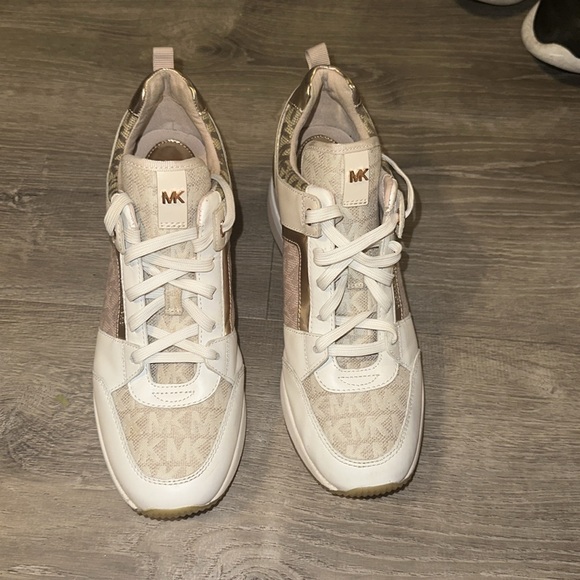 Micheal Kors shoes - Picture 2 of 3